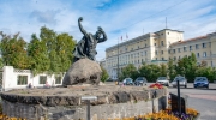 Уголовная ответственность за вандализм наступает с 14 лет.