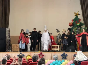 Спектакль «Снежная королева» театра «Серебряные крылья» прошел в Добром доме «Одинцовский»