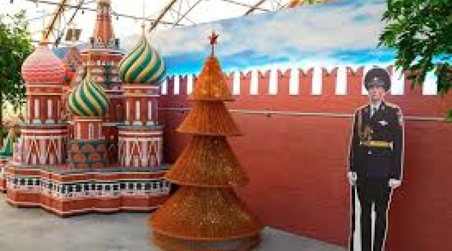 Калининградский комбинат Ростеха изготовил елку из 200 тысяч янтарных иголок