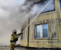 Спасатели МЧС тушат пожар в Свердловской области, где горит крыша гостиницы