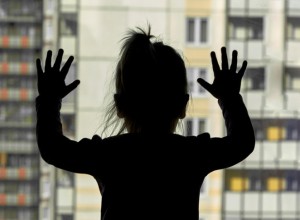 Забыть троих детей на неделю в запертой квартире