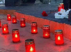 Жители Артёма зажгли свечи и принесли цветы в память о погибших в Крокусе
