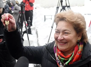 Адвокат Лурье Свириденко показала ключи от квартиры, проданной Долиной