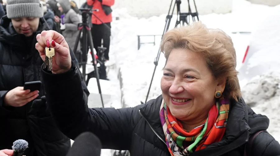 Адвокат Лурье Свириденко показала ключи от квартиры, проданной Долиной