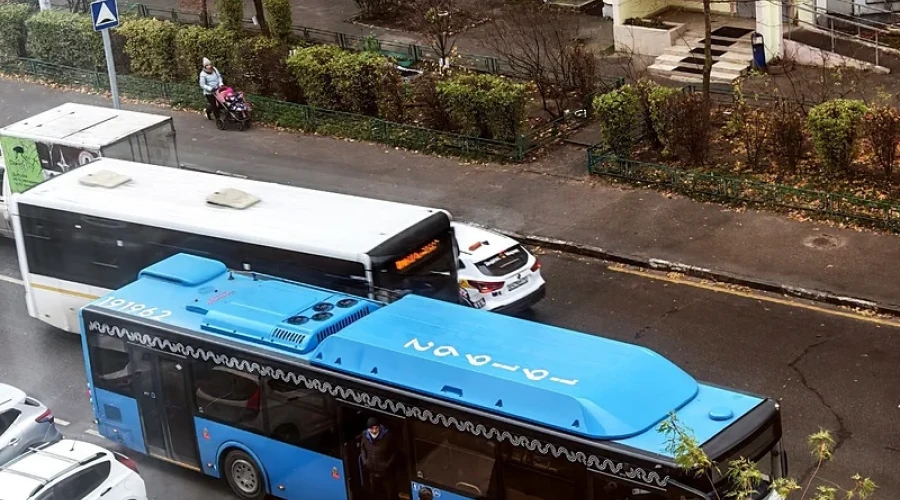 А что, так можно было? В Трёхгорке заметили первый большой московский автобус