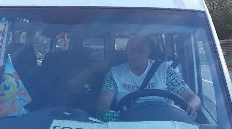 Необыкновенно вежливый водитель автобуса заряжает позитивом пассажиров в Звенигороде