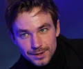 Актер Александр Петров поделился в соцсетях фото с беременной женой