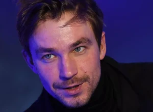 Актер Александр Петров поделился в соцсетях фото с беременной женой
