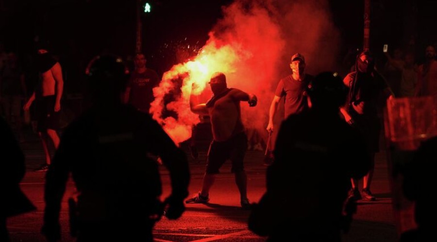 Протесты в Сербии перешли в фазу насилия и эскалации