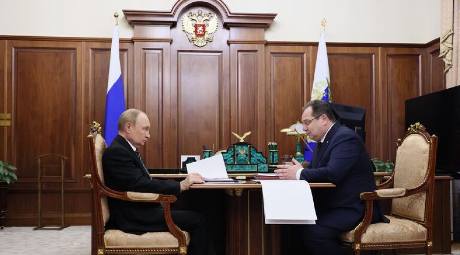 Путин призвал власти уделять больше личного внимания семьям участников СВО