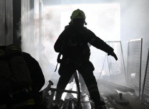 На востоке Москвы горит складское здание на площади двух тысяч квадратных метров