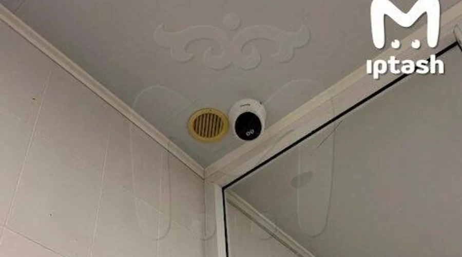 Школу в Казани обязали демонтировать камеру в мужском туалете