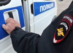 Адвоката не пускают в здание Club 500, где проходят обыски