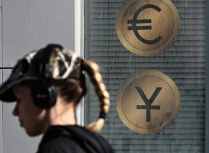 Россияне чаще покупают доллары, а продают евро