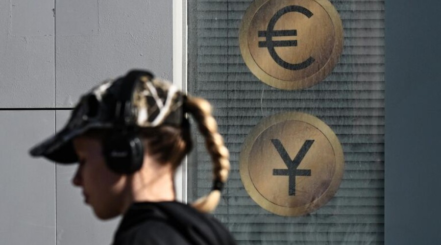 Россияне чаще покупают доллары, а продают евро