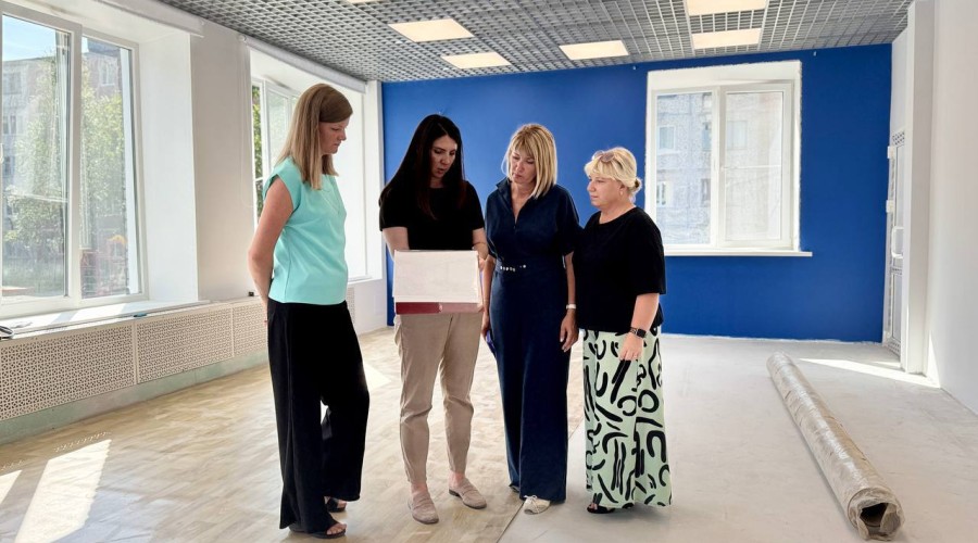 Министр образования и науки Диана Кузнецова проверила ход ремонтных работ в образовательных учреждениях Кировска 