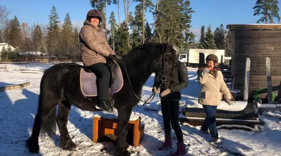 В рамках программы Активное долголетие пенсионеры из подмосковного Королева осваивают сапбординг, верховую езду и другие занятия