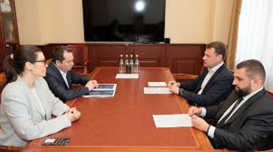 Глава Минвостокразвития РФ Алексей Чекунков и губернатор Андрей Чибис обсудили ключевые вопросы развития Мурманской области и Арктической зоны
