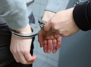 Суд арестовал троих полицейских по делу о получении взяток от сотрудников Baza