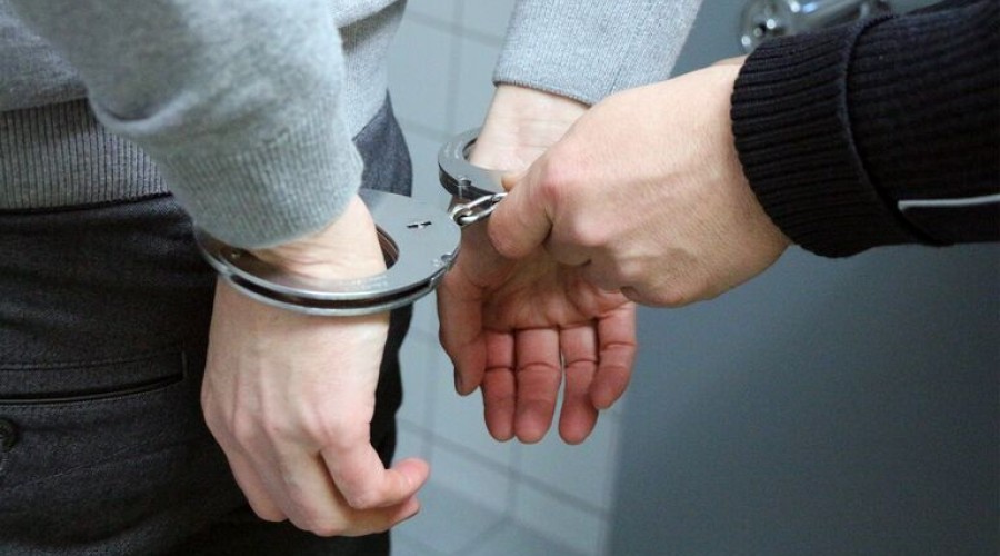 Суд арестовал троих полицейских по делу о получении взяток от сотрудников Baza