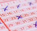 Москвичка пошла купить мед и выиграла сто миллионов рублей в лотерее