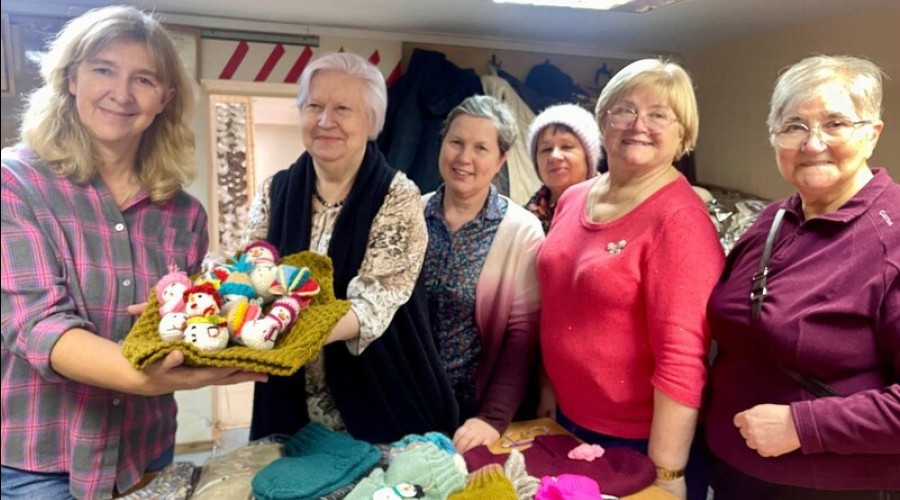 Участницы одинцовского клуба «Активное долголетие» передали гуманитарную помощь для отправки в зону СВО