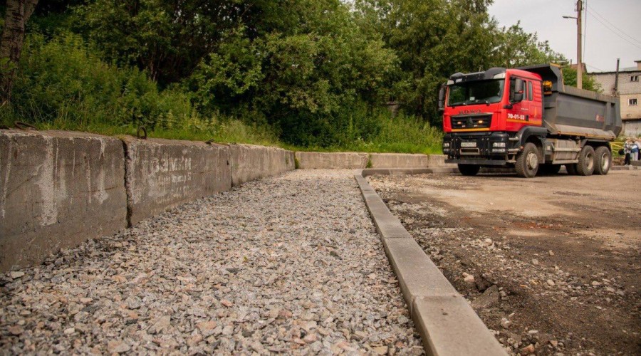 В Мурманске ремонтируют участок автодороги по улице Капитана Орликовой