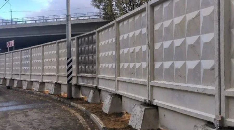 Возле ж/д станции «Отрадное» в Одинцово установили железобетонный забор протяжённостью 100 метров