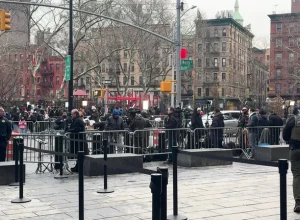 Кортеж, предположительно, Мадуро и Флорес выехал с территории суда