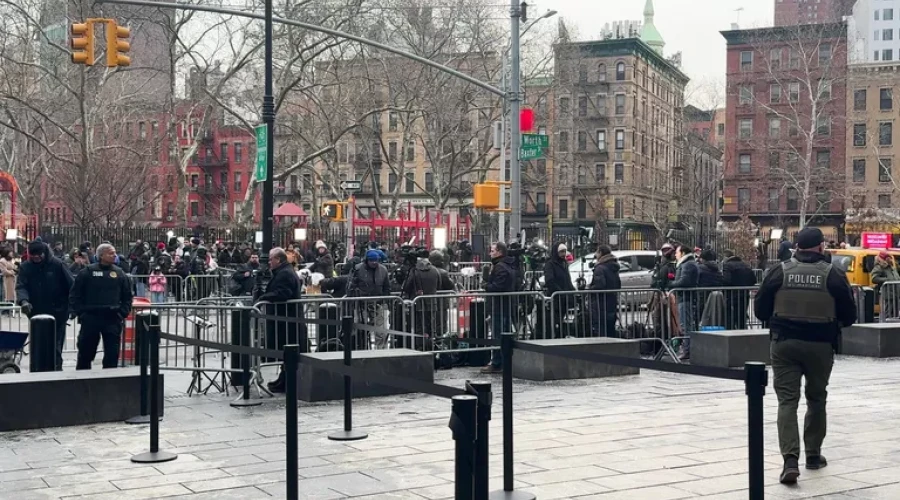 Кортеж, предположительно, Мадуро и Флорес выехал с территории суда