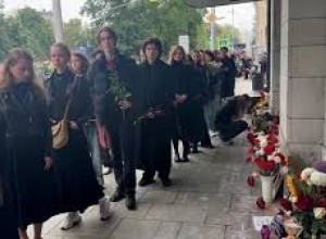 Десятки людей пришли к Театру имени Пушкина проститься с режиссером Бутусовым