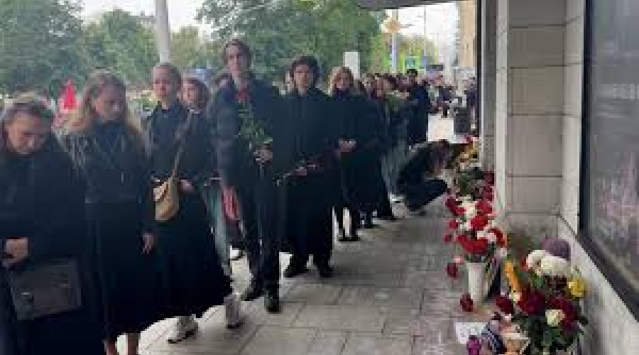 Десятки людей пришли к Театру имени Пушкина проститься с режиссером Бутусовым