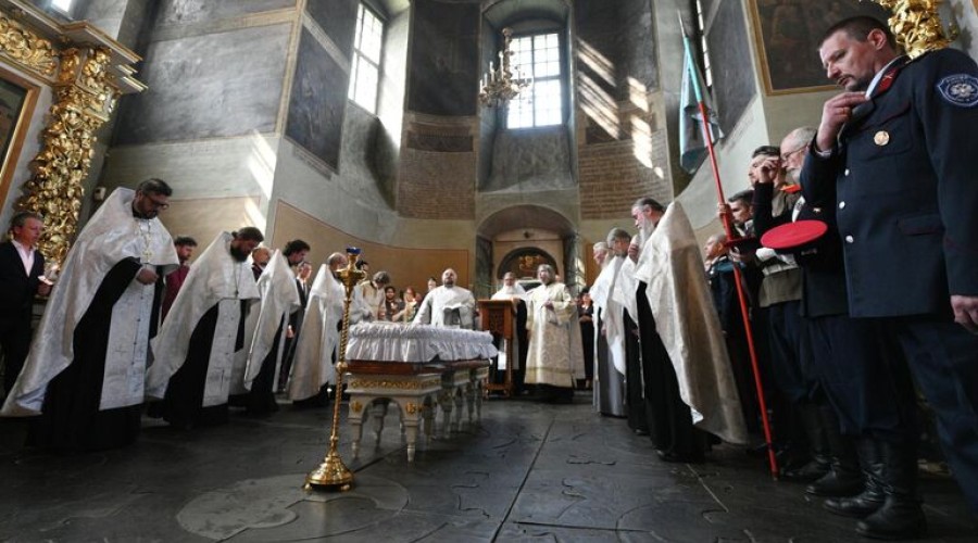 Отпевание князя Александра Трубецкого проходит в Донском монастыре