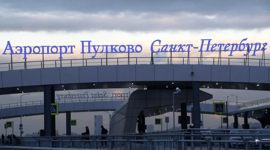 В аэропорту Пулково пассажиров начали массово снимать с рейсов