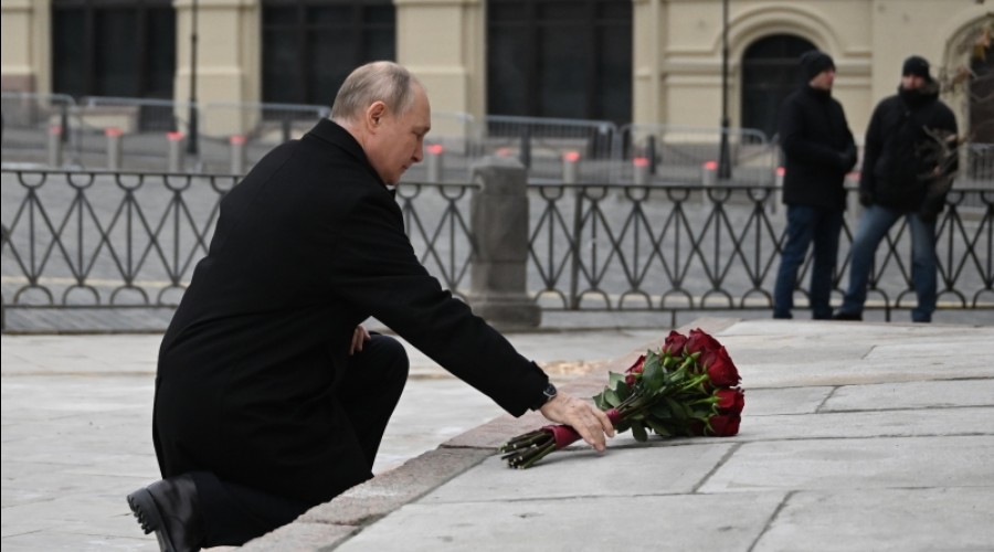 Путин на церемонии возложения цветов к памятнику в День народного единства