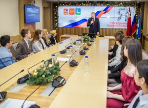 Глава Одинцовского округа в День Конституции вручил первые паспорта 14 юным жителям муниципалитета