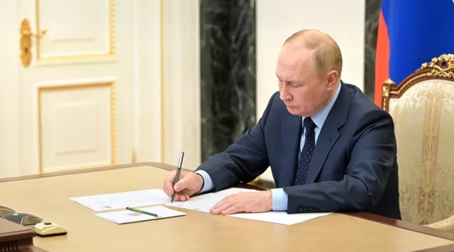 Путин подтвердил освобождение пенсионеров от комиссии по ЖКХ