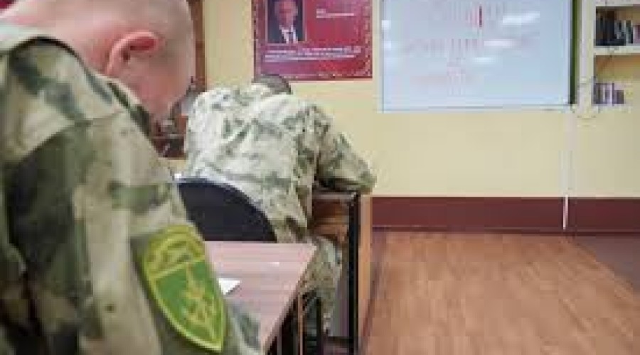 В Мурманске ко Дню семьи молодые росгвардейцы написали письма мамам