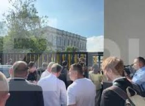 Около ста журналистов собрались у дворца Чираган на переговоры РФ и Украины