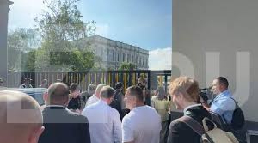 Около ста журналистов собрались у дворца Чираган на переговоры РФ и Украины