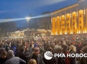 В Тбилиси оцепили дом правительства, куда двинулась часть митингующих