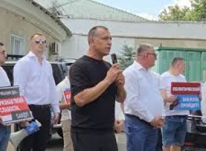 Сторонники главы Гагаузии Гуцул проводят пикет у СИЗО в Кишиневе