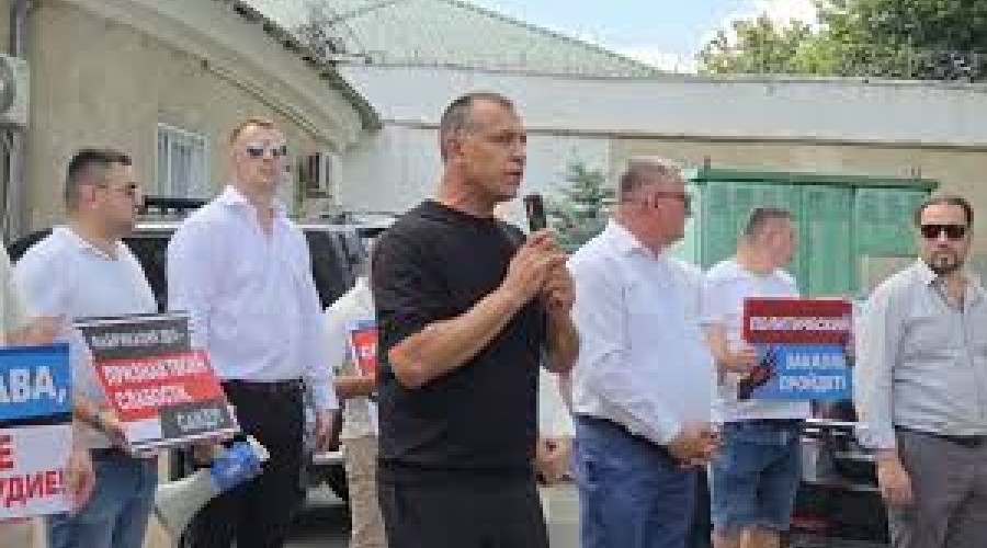 Сторонники главы Гагаузии Гуцул проводят пикет у СИЗО в Кишиневе