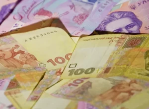 Официальный курс доллара на Украине превысил 43 гривны