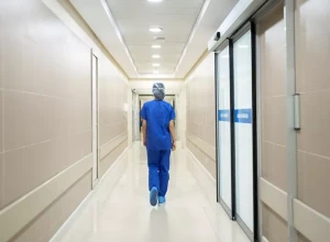 В Кузбассе 12-летнему мальчику, над которым издевался отчим, провели операцию