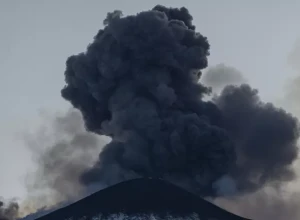 Вулкан Этна на Сицилии выбросил лаву на высоту 400 метров