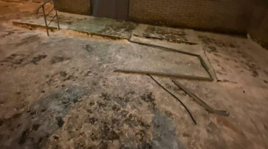 В Москве часть остекления окна квартиры упала на женщину с ребенком с 21 этажа