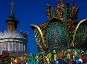 Горслужбы Москвы занялись промывкой фонтана Каменный цветок