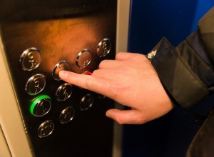 В Североморске досрочно заменили 159 лифтов