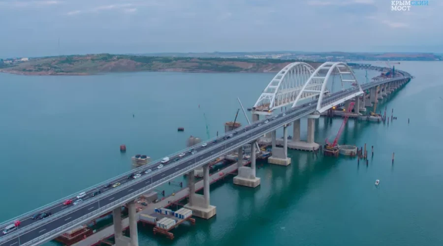 Движение автотранспорта по Крымскому мосту временно перекрыли